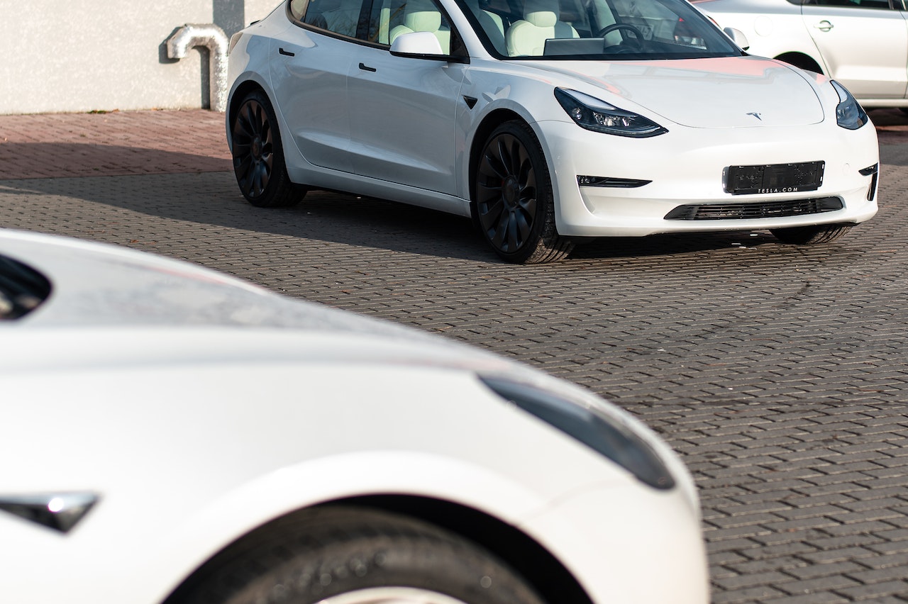 Comment les voitures Tesla surfent sur l’augmentation des prix du carburant et gagnent des clients ?